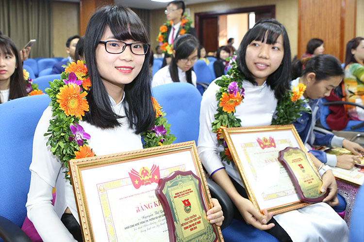 Sinh viên Nguyễn Thị Quỳnh nhận phần thưởng Nữ sinh viên tiêu biểu trong lĩnh vực kỹ thuật năm 2016