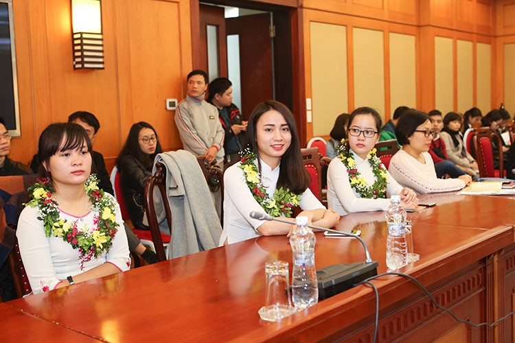Khuất Thị Ngọc Ánh nhận phần thưởng Nữ sinh viên tiêu biểu trong lĩnh vực kỹ thuật năm 2017