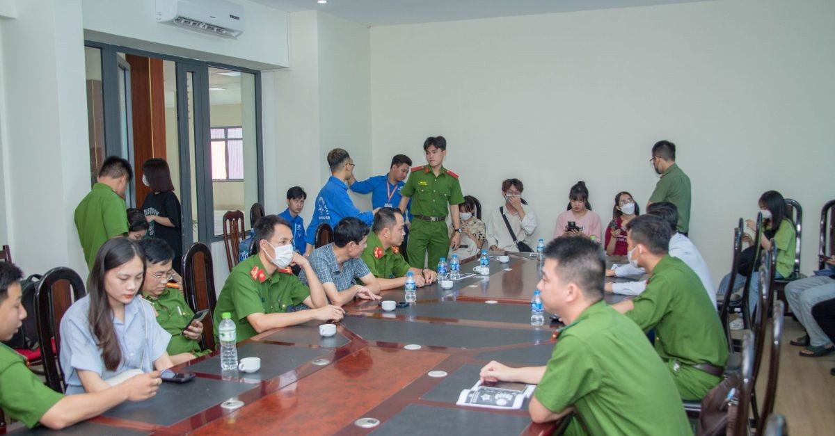 Sinh viên Khoa CNTT tham gia hỗ trợ định danh điện tử cho công dân địa bàn huyện Thanh Trì